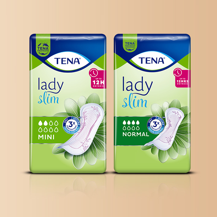 Trzy opakowania produktów na różowym tle: TENA Lady Slim Trzy opakowania produktów na różowym tle: TENA Lady Slim